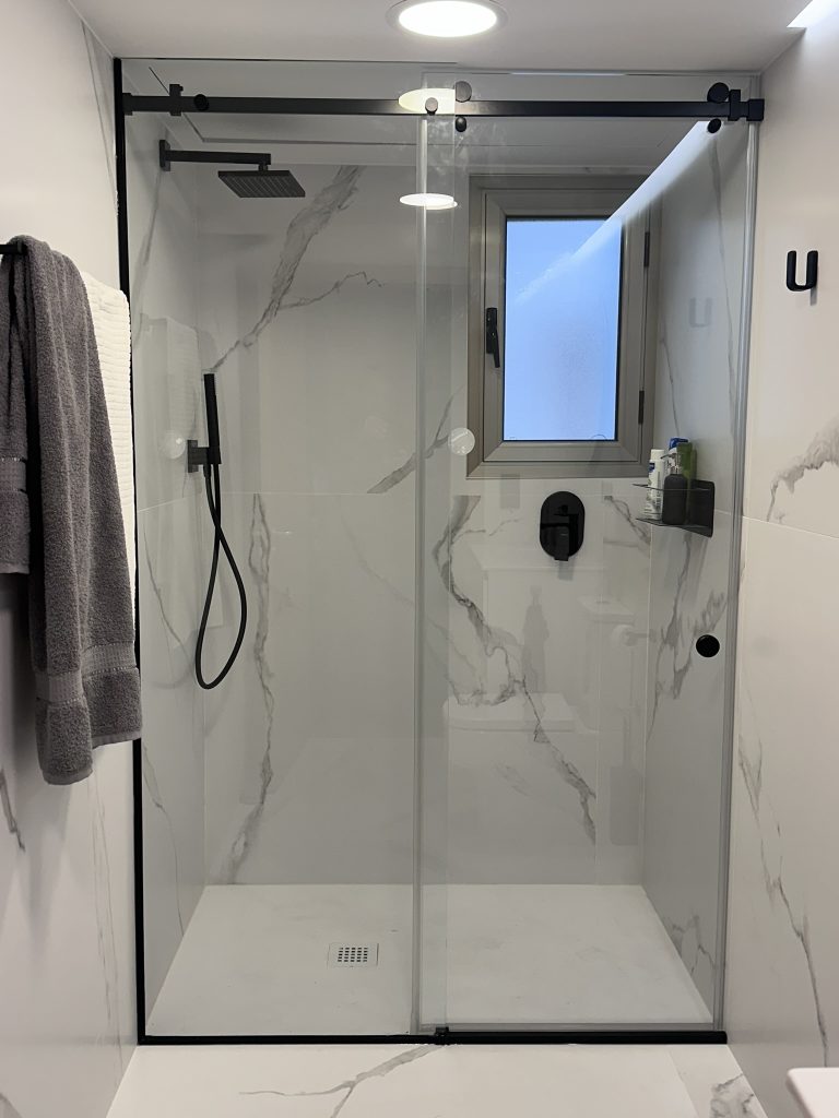 Mampara para ducha con cierre hermético y fácil limpieza para baños modernos